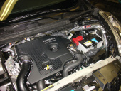SP1900BLK-2374 Nissan JUKE 1.6L Turbo 4 Cyl. (Ink. Nismo Edition) 11-16 Svart CAI Kalluftsintag Luftfilterkit Injen (2)